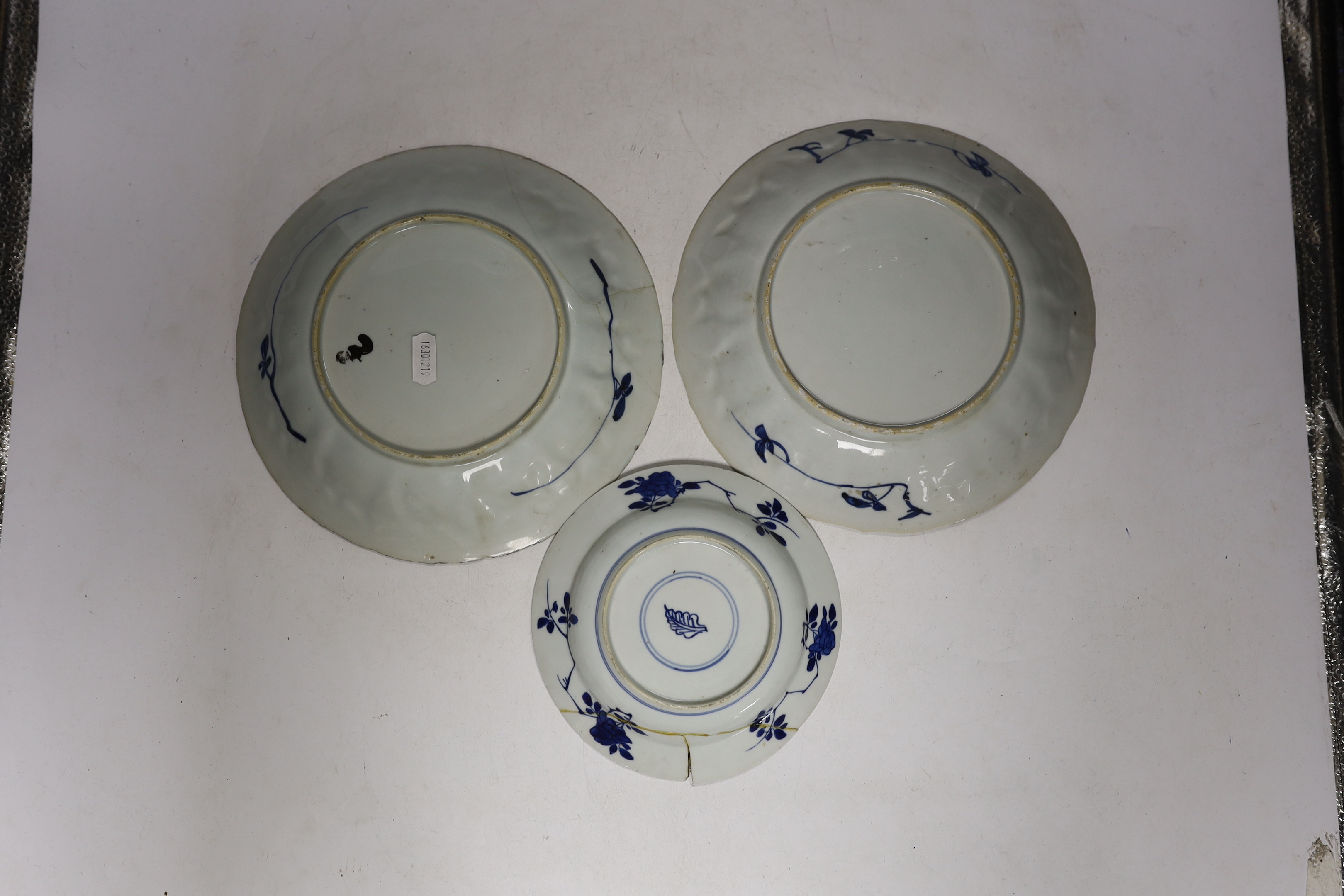 Three Chinese blue and white dishes, Kangxi/Yongzheng period, largest 22cm